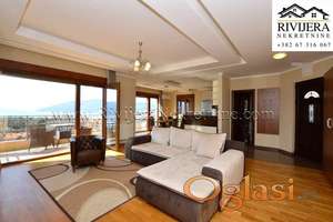 Trosoban stan sa odlicnim pogledom na more Zelenika